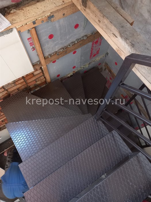 Лестница в офис с рифленым листом