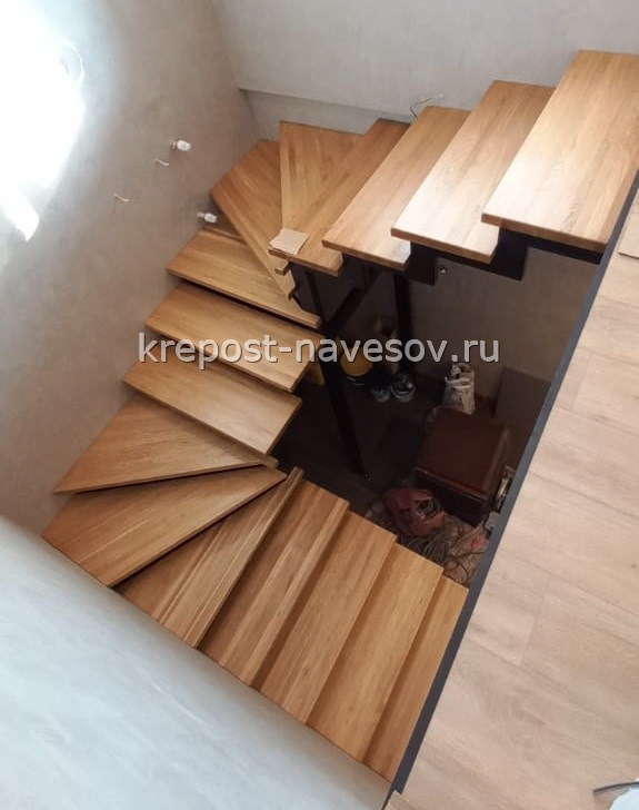 Лестница на второй этаж на косоурах