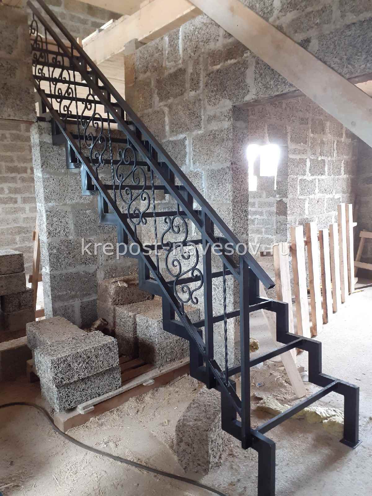 Лестница в дом с коваными перилами